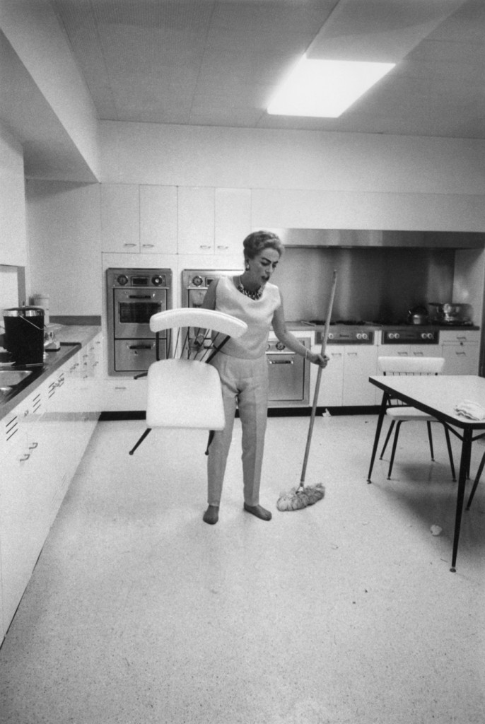 Joan Crawford cleans her house in Hollywood in 1959